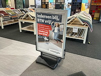 Stoepbord met 2 vlaggen - afbeelding 1 van  3