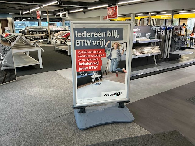 Stoepbord met 2 vlaggen - afbeelding 1 van  3