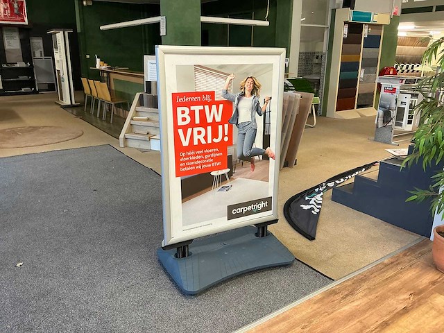 Stoepbord met 2 vlaggen - afbeelding 1 van  3