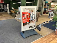 Stoepbord met 2 vlaggen