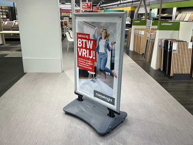 Stoepbord met 2 vlaggen - afbeelding 1 van  4