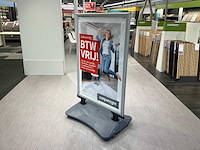 Stoepbord met 2 vlaggen - afbeelding 1 van  4