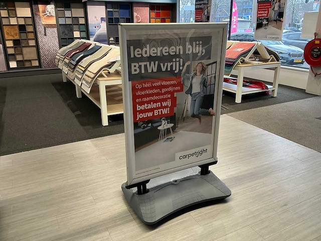 Stoepbord met 2 vlaggen - afbeelding 1 van  5