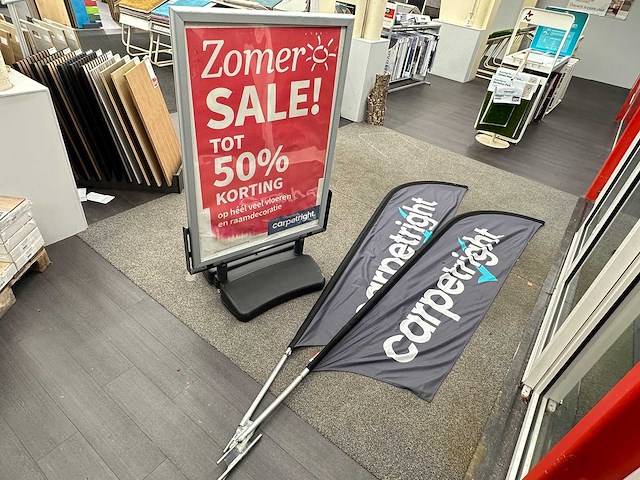 Stoepbord met twee beachvlaggen - afbeelding 1 van  3