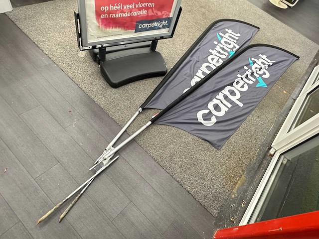 Stoepbord met twee beachvlaggen - afbeelding 2 van  3