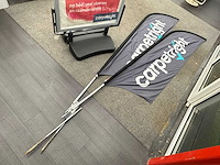 Stoepbord met twee beachvlaggen - afbeelding 2 van  3