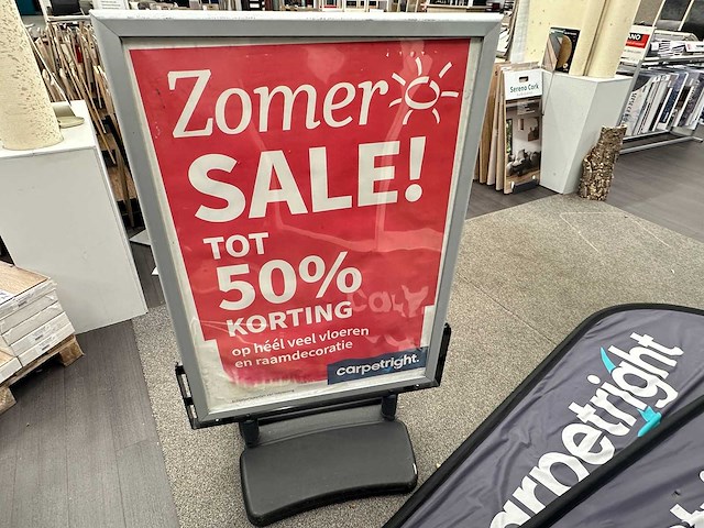 Stoepbord met twee beachvlaggen - afbeelding 3 van  3