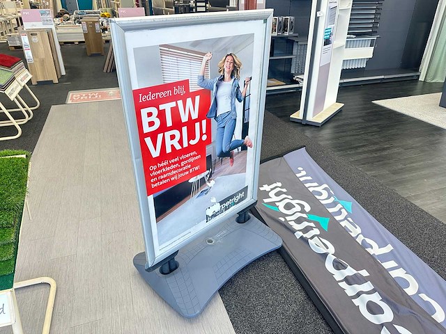 Stoepbord met twee beachvlaggen - afbeelding 1 van  3