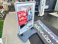 Stoepbord met twee beachvlaggen