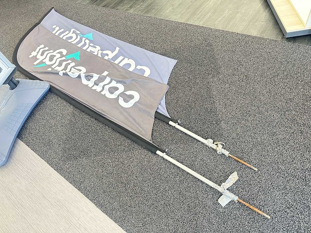 Stoepbord met twee beachvlaggen - afbeelding 2 van  3