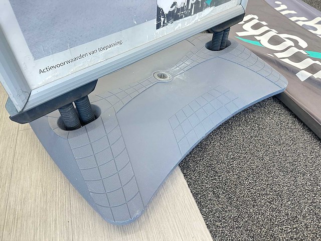 Stoepbord met twee beachvlaggen - afbeelding 3 van  3