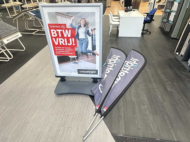 Stoepbord met twee beachvlaggen - afbeelding 1 van  3