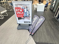 Stoepbord met twee beachvlaggen