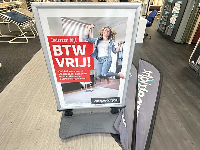 Stoepbord met twee beachvlaggen - afbeelding 2 van  3