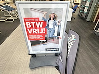 Stoepbord met twee beachvlaggen - afbeelding 2 van  3