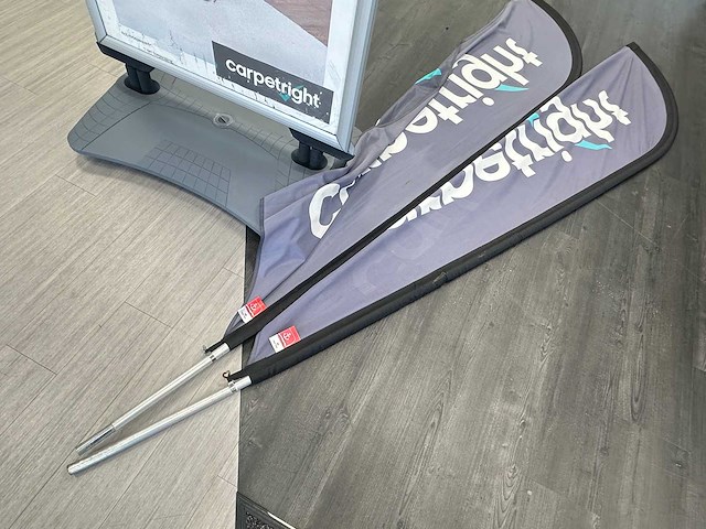 Stoepbord met twee beachvlaggen - afbeelding 3 van  3