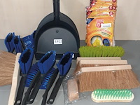 Stoffer en blik, stoffers, handschoenen etc. (d1922 - afbeelding 1 van  3