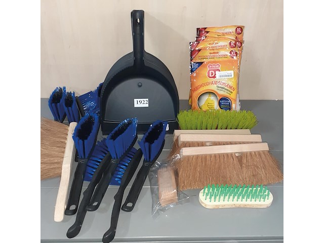 Stoffer en blik, stoffers, handschoenen etc. (d1922 - afbeelding 2 van  3