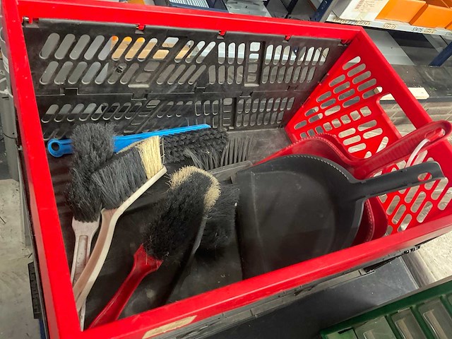 Stoffer en blik - afbeelding 1 van  2