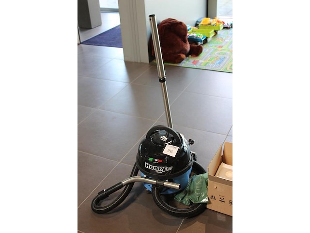 Stofzuiger numatic henry next 200 met doos stofzuigerzakken. - afbeelding 2 van  3