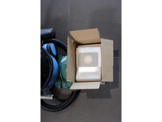 Stofzuiger numatic henry next 200 met doos stofzuigerzakken. - afbeelding 3 van  3