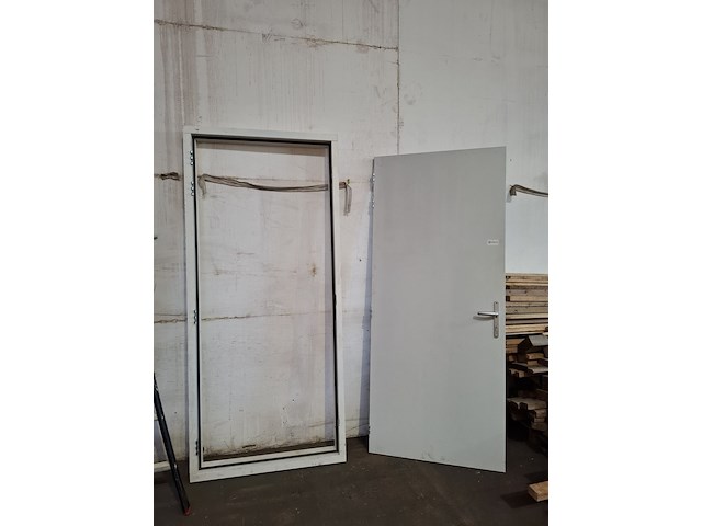 Stompe deur met kozijn - afbeelding 1 van  9
