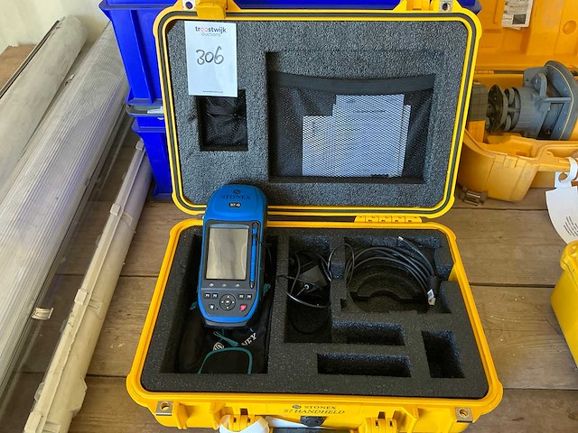 Stonex s7 handheld gps meetapparatuur - afbeelding 1 van  3