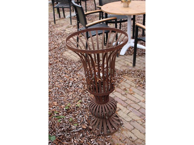 Stookmand met doorsnede 47 cm en hoogte 90 cm. - afbeelding 2 van  2