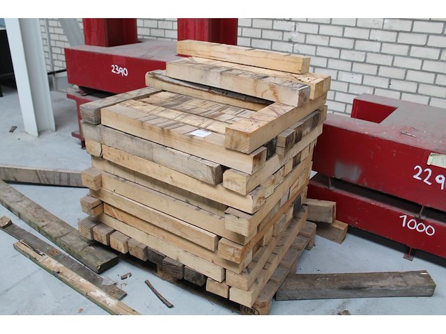 Stop- / stookhout op 2 pallets. - afbeelding 1 van  3