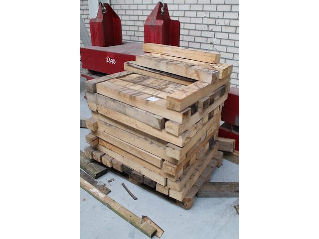 Stop- / stookhout op 2 pallets. - afbeelding 2 van  3
