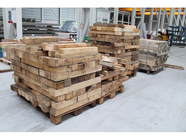 Stop- / stookhout op 4 pallets. - afbeelding 1 van  3