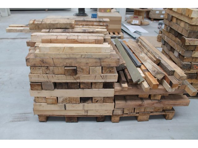 Stop- / stookhout op 4 pallets. - afbeelding 2 van  3