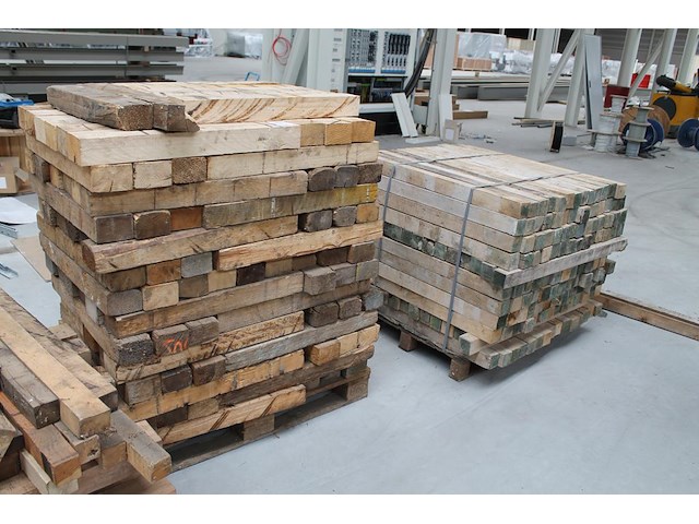 Stop- / stookhout op 4 pallets. - afbeelding 3 van  3