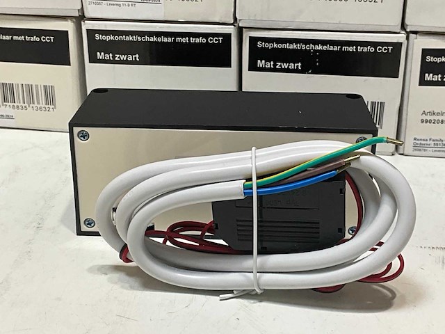 Stopcontact met schakelaar en trafo cct (9x) - afbeelding 4 van  5