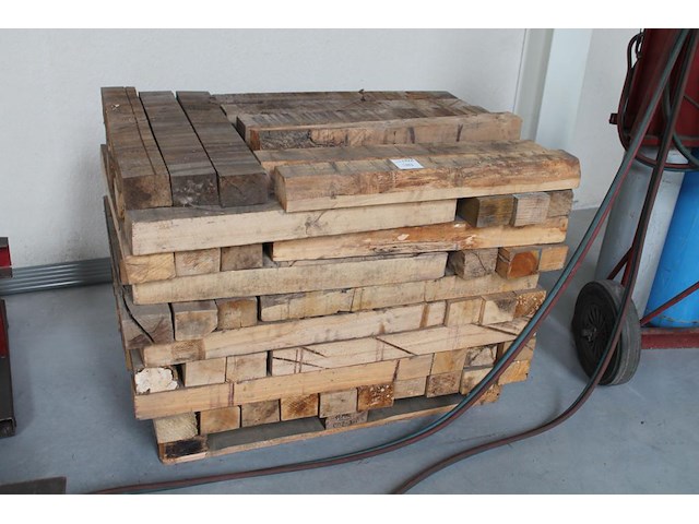 Stophout op pallet. - afbeelding 1 van  2
