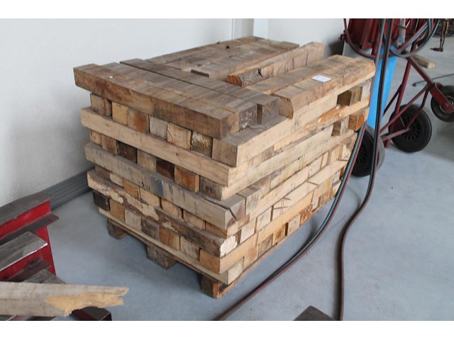Stophout op pallet. - afbeelding 2 van  2