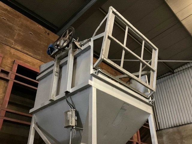 Stortbunker met kantelaar - afbeelding 6 van  6