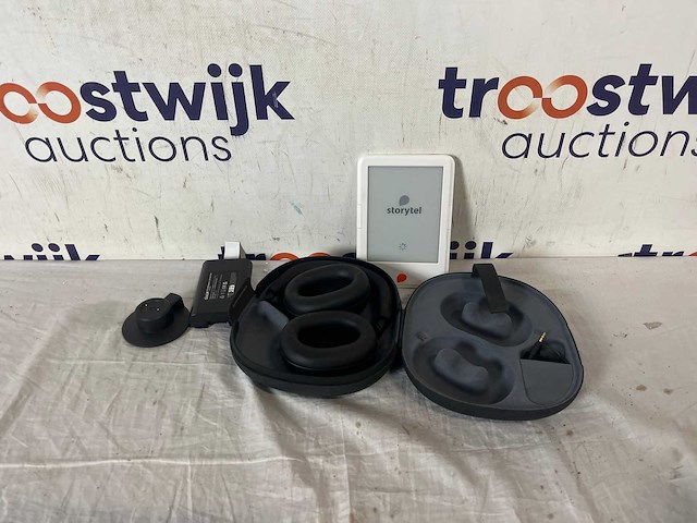 Storytel reader + duux dock & accu voor whisper flex 2 ventilator + sony wh-1000xm7 - afbeelding 1 van  1