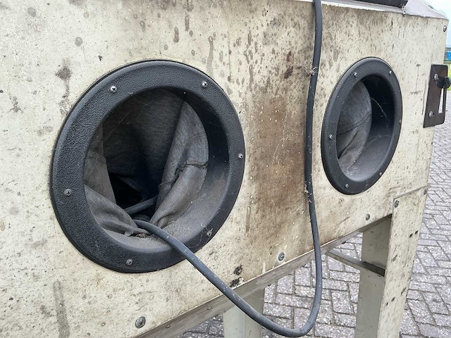 Straalcabine en afzuiginstallatie (2x) - afbeelding 7 van  17