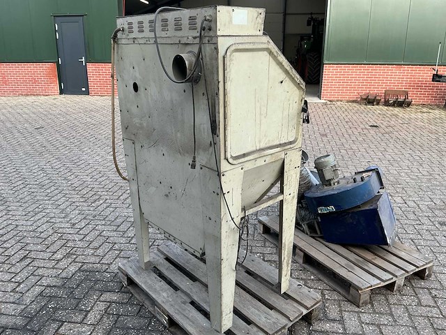 Straalcabine en afzuiginstallatie (2x) - afbeelding 11 van  17