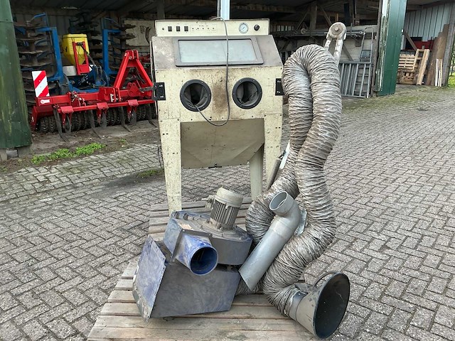 Straalcabine en afzuiginstallatie (2x) - afbeelding 16 van  17