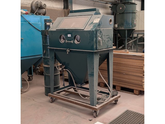 Straalcabine met zandblazer holland mineraal bv, 42 24, bouwjaar 2000 - afbeelding 1 van  17