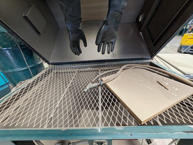 Straalcabine met zandblazer holland mineraal bv, 42 24, bouwjaar 2000 - afbeelding 17 van  17