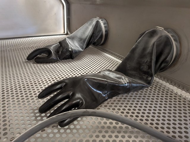 Straalcabine met zandblazer - afbeelding 5 van  16