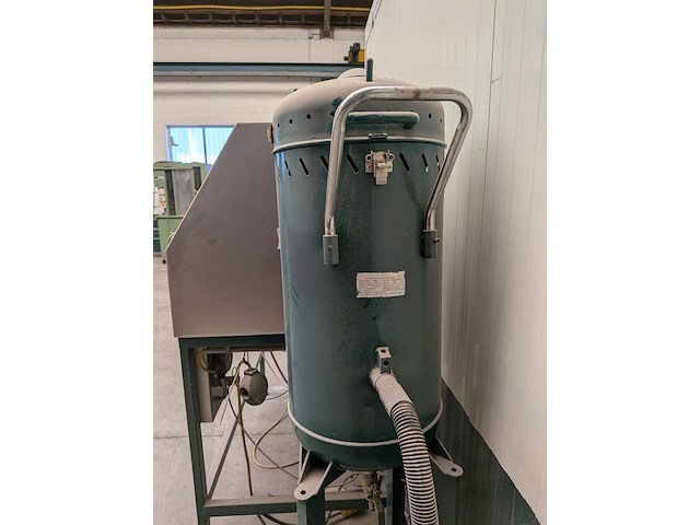 Straalcabine met zandblazer - afbeelding 7 van  16