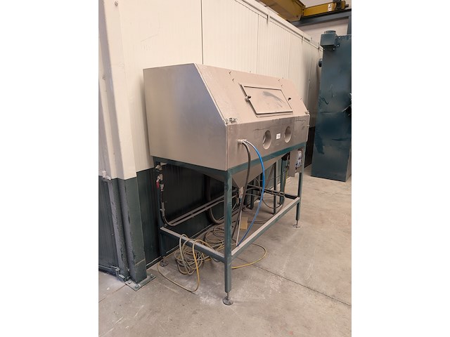 Straalcabine met zandblazer - afbeelding 10 van  16