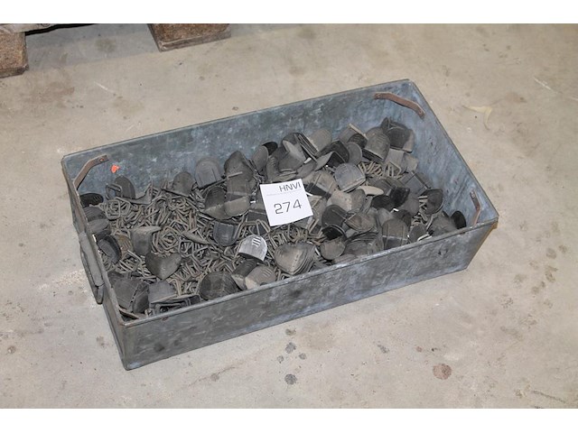 Straps en hoekbeschermers in metalen bak. - afbeelding 1 van  2