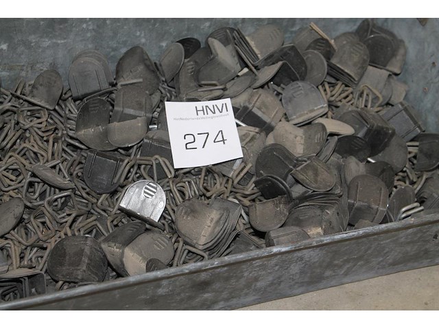 Straps en hoekbeschermers in metalen bak. - afbeelding 2 van  2