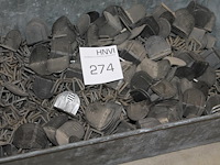 Straps en hoekbeschermers in metalen bak. - afbeelding 2 van  2