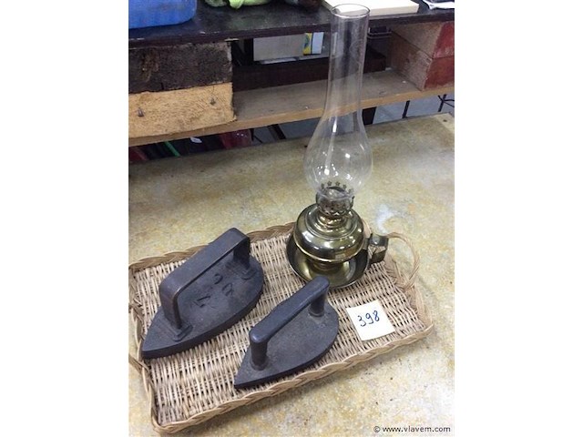 Strijkijzers + olielamp - afbeelding 1 van  3